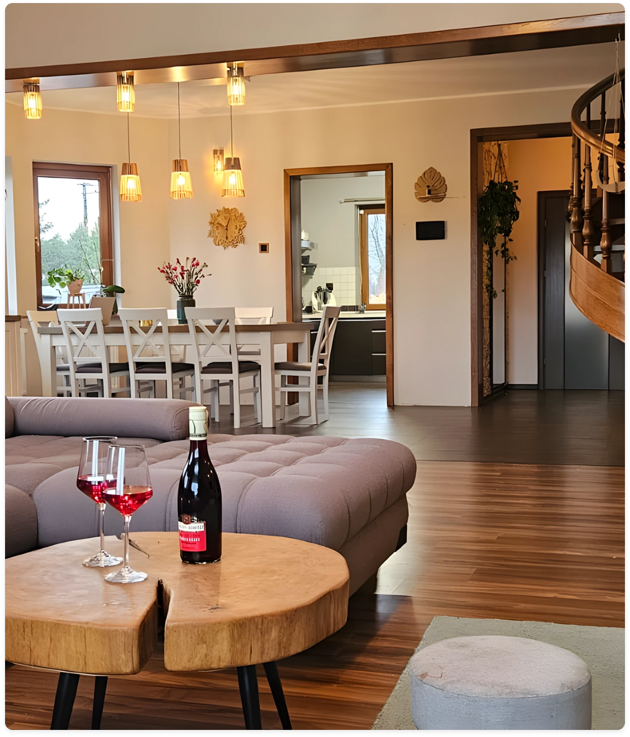 Salon z widokiem na ogród i wodę